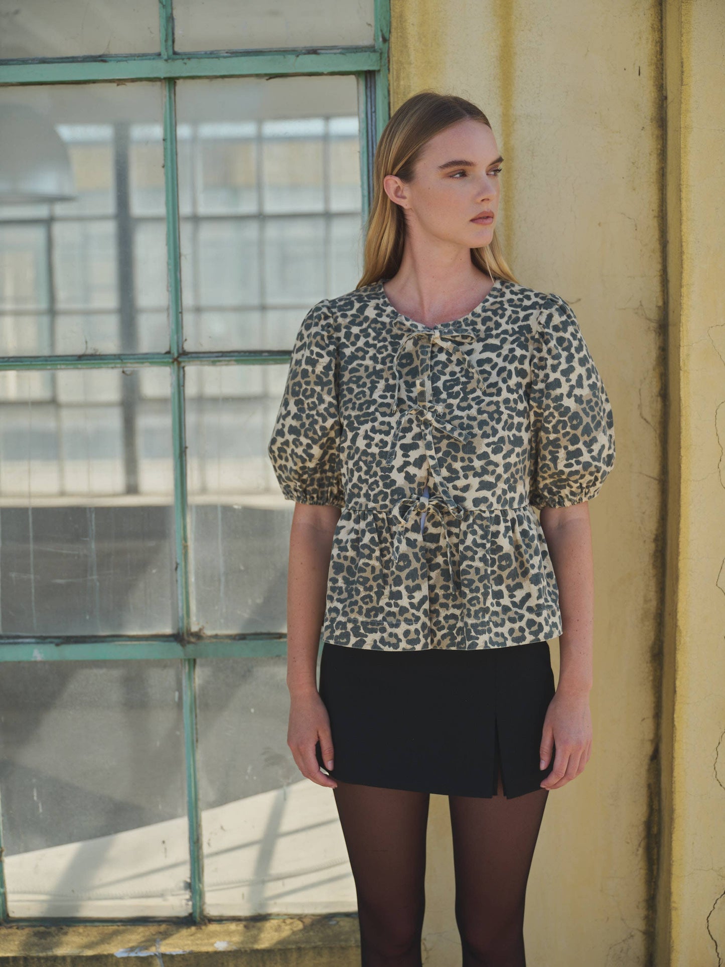 MAT2803-ANIMAL ANIMAL PRINT FRONT BOW TIE PEPLUM BLOUSE