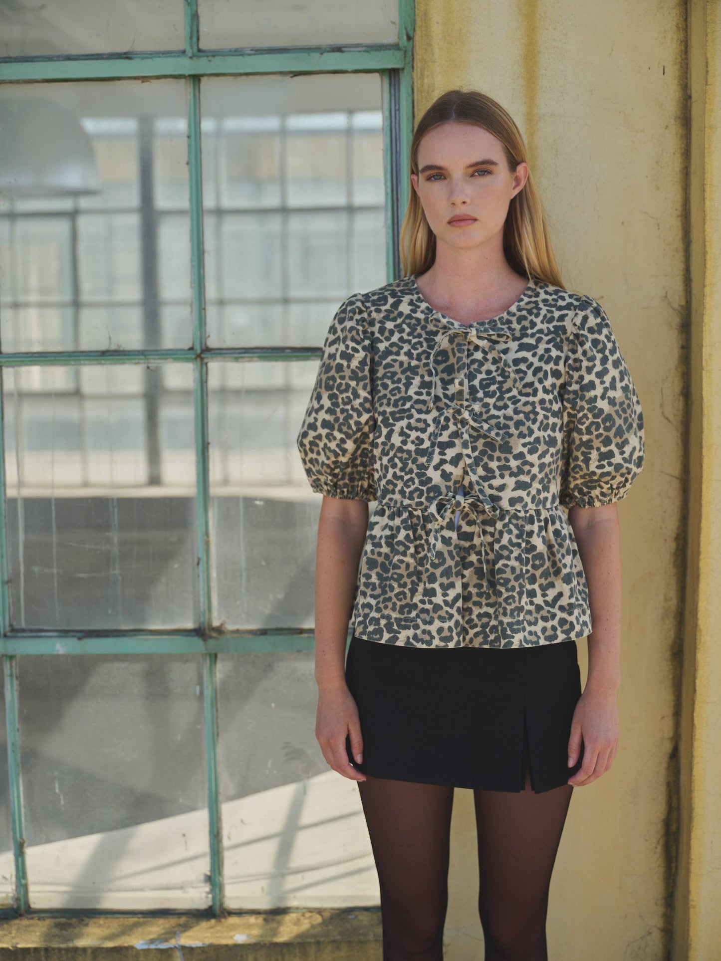 MAT2803-ANIMAL ANIMAL PRINT FRONT BOW TIE PEPLUM BLOUSE